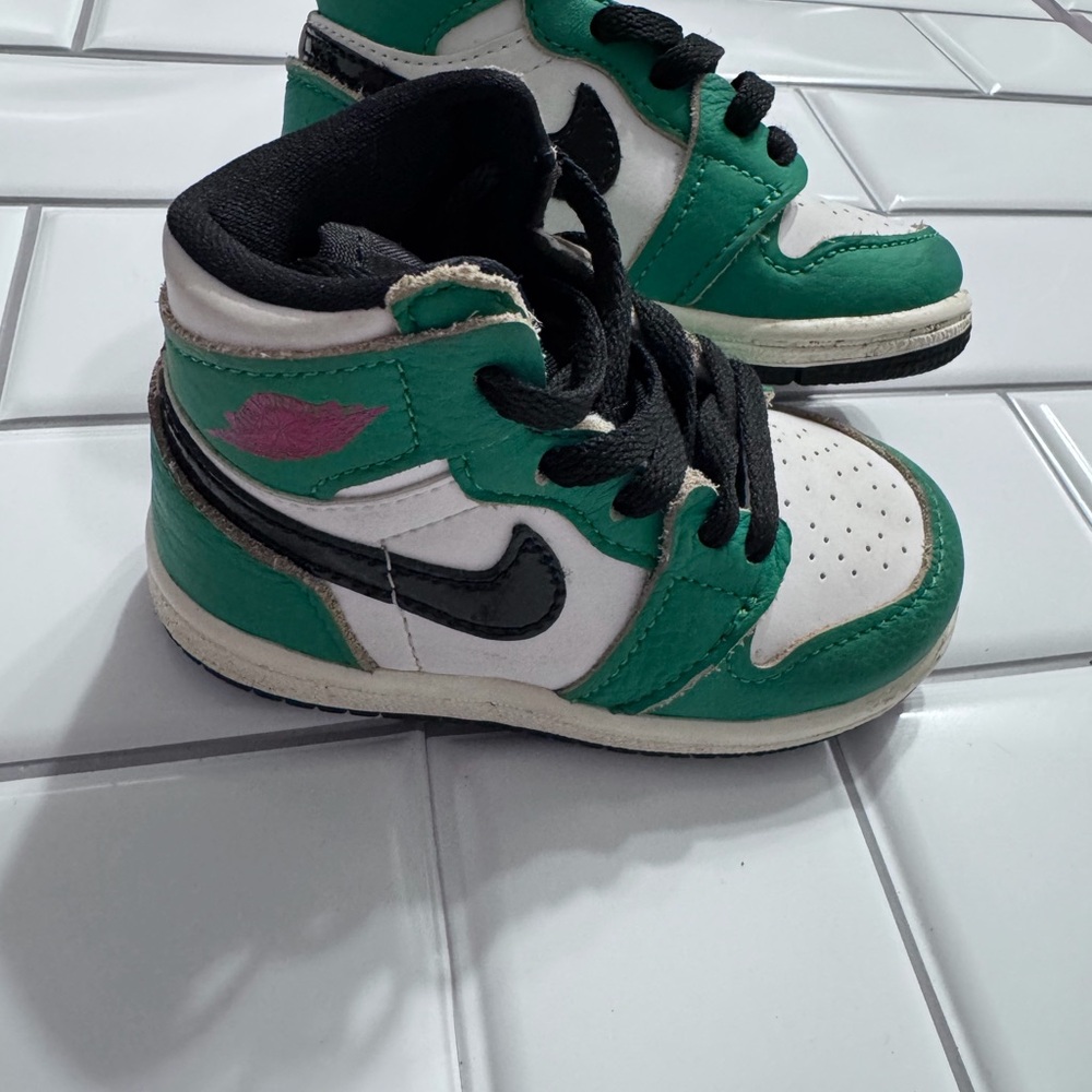Nike Kids Green and Black Sneakers